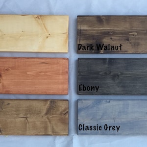 K&ouml;nnte beinhalten: Sechs Holzproben, die in verschiedenen Farben gebeizt sind: natur, dunkelbraun, Sedona-Rot, Ebenholz, rustikal und klassisches Grau.