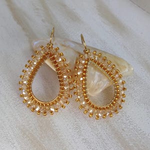 Statement Tropfen Ohrringe Champagner Gold – Hängeohrringe mit tschechischen Glasperlen, handbestickte Boho Ohrringe