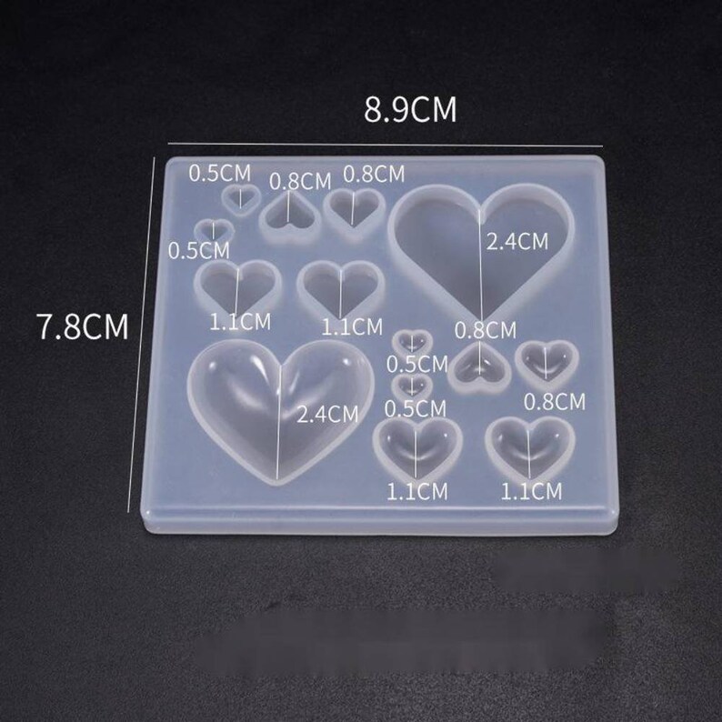Puede incluir: Un molde de silicona transparente con 10 cavidades en forma de coraz&oacute;n de diferentes tama&ntilde;os. El molde mide 7,8 cm por 8,9 cm. Las formas de coraz&oacute;n var&iacute;an en tama&ntilde;o de 0,5 cm a 2,4 cm.