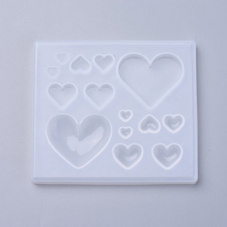 Puede incluir: Molde de silicona blanco con 10 cavidades en forma de coraz&oacute;n de diferentes tama&ntilde;os. El molde est&aacute; dise&ntilde;ado para crear artesan&iacute;as de resina.