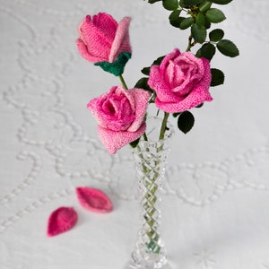 A Knitted Rose - sehr echt aussehende gestrickte Blume gemacht mit zarter 4-fädiger Wolle und Blumendraht und Band für exzellenten Endeffekt.