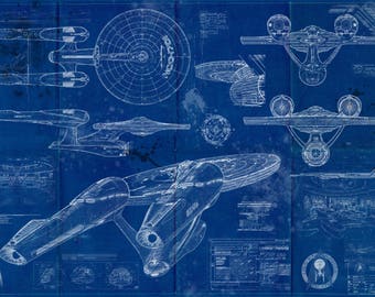 Peut inclure: Une illustration de style plan de différents vaisseaux spatiaux de Star Trek, dont l'USS Enterprise, l'USS Constitution et l'USS Reliant. L'image est sur un fond bleu avec des lignes blanches.