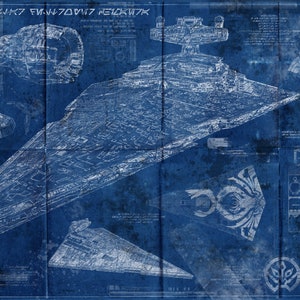 以下が含まれることがあります： スター・デストロイヤー宇宙船の青写真で、船の設計とさまざまな部品の詳細な図面が描かれています。青写真は青い背景に白い線とテキストで描かれています。