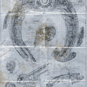 Puede incluir: Un dibujo en blanco y negro de estilo plano de una nave espacial con varios detalles y componentes. El dibujo está sobre un fondo de papel desgastado y envejecido.