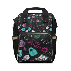 Puede incluir: Mochila negra con un patrón repetido de iconos de ciberseguridad y las palabras "CYBER SECURITY". La bolsa tiene un asa superior, múltiples bolsillos y una solapa frontal con cremallera. El diseño incluye candados, tazas de café y código informático.