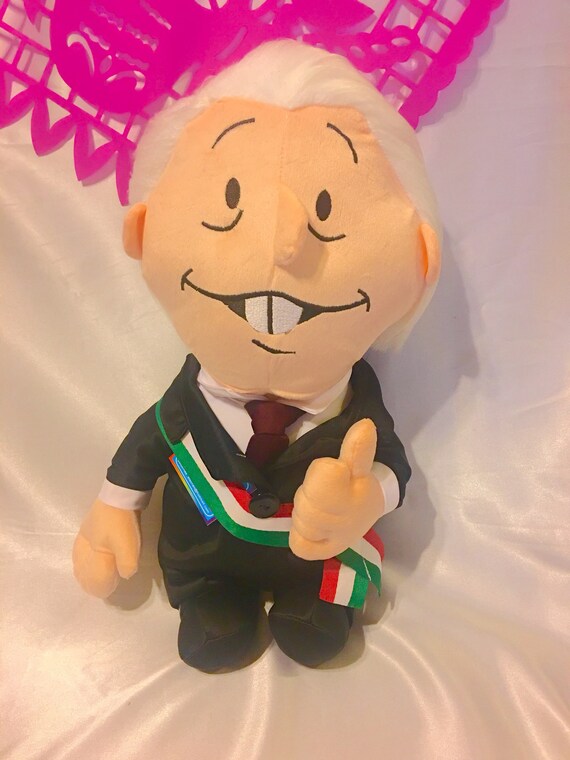 muñeco de peluche amlo