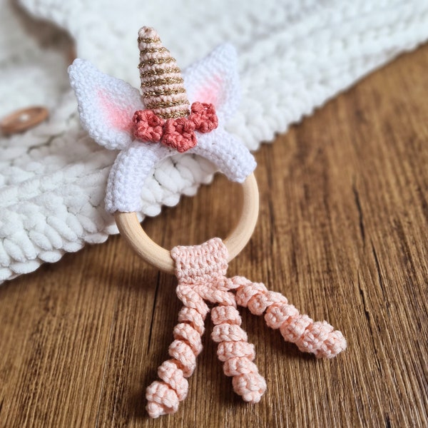 Licorne serrant le jouet au crochet