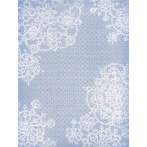 Könnte beinhalten: Ein hellblauer Hintergrund mit einem weißen Spitzenmuster. Das Spitzenmuster hat die Form von Blumen und Spiralen.
