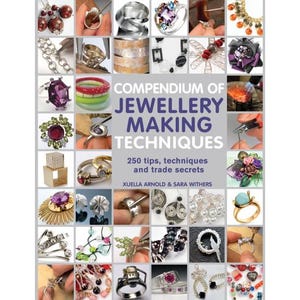 Peut inclure: Un livre intitulé Compendium of Jewellery Making Techniques par Xuella Arnold et Sara Withers, présentant une grille de divers bijoux, pièces en métal et processus de fabrication incluant des bagues, perles et outils sur la couverture.