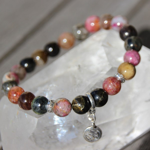 bracelet avec perles tourmaline , breloque OM