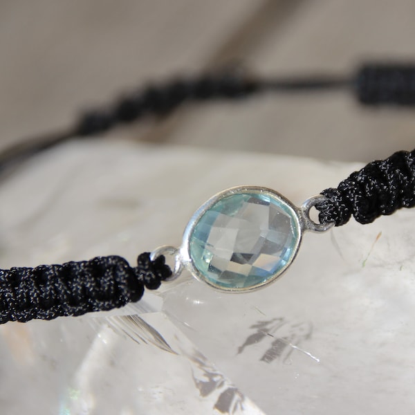 bracelet fil nylon connecteur topaze bleue