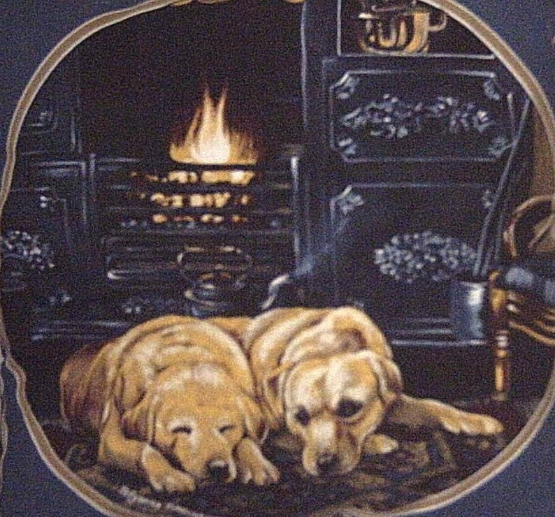 Pu&ograve; includere: Due golden retriever sono rannicchiati davanti a un camino. Il camino &egrave; nero con un fuoco che brucia all'interno. I cani dormono pacificamente.