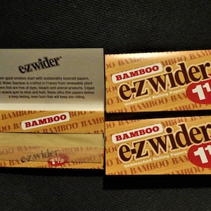 E-Z Wider Bamboo Cigarette Rolling Paper 1 1/2 size 24 Leaves 3  Packs