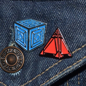 Pin con forma de holocrón Sith o Jedi (Sith rojo y negro o Jedi azul y plateado, tamaño de 22 mm) Insignia de solapa de metal esmaltado de Star Wars Rebellion