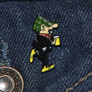 Andy Capp Style Pin Casuals Willy Wacker Charlie Kappl (max.dim 25mm) Enamel Metal Lapel Pin Badge  Football Soccer Working Class Cap mb tp
