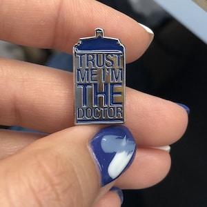 Trust me I m the Doctor Pin  (max.dim 22mm) DR WHO, Tardis, Police Box, Time Machine, Dalek, Cyberman    - Enamel Metal Lapel Pin Badge tp