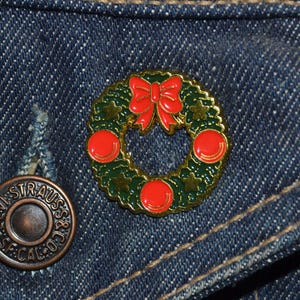 Christmas Wreath Pin (max.dim 25mm)  - Enamel Metal Lapel Pin Badge  Christmas