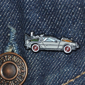 Delorean Back to the Future; Zurück in die Zukunft (max.dim 25mm)  - Enamel Metal Lapel Pin Badge Car tp