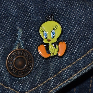 Tweety Style Pin (max.dim 25mm)  - Enamel Metal Lapel Pin Badge  MB tp