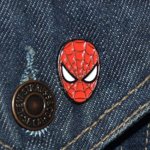 Red Spiderman Head/Mask Classic Style Pin (max.dim 22mm)  - Enamel Metal Lapel Pin Badge tp