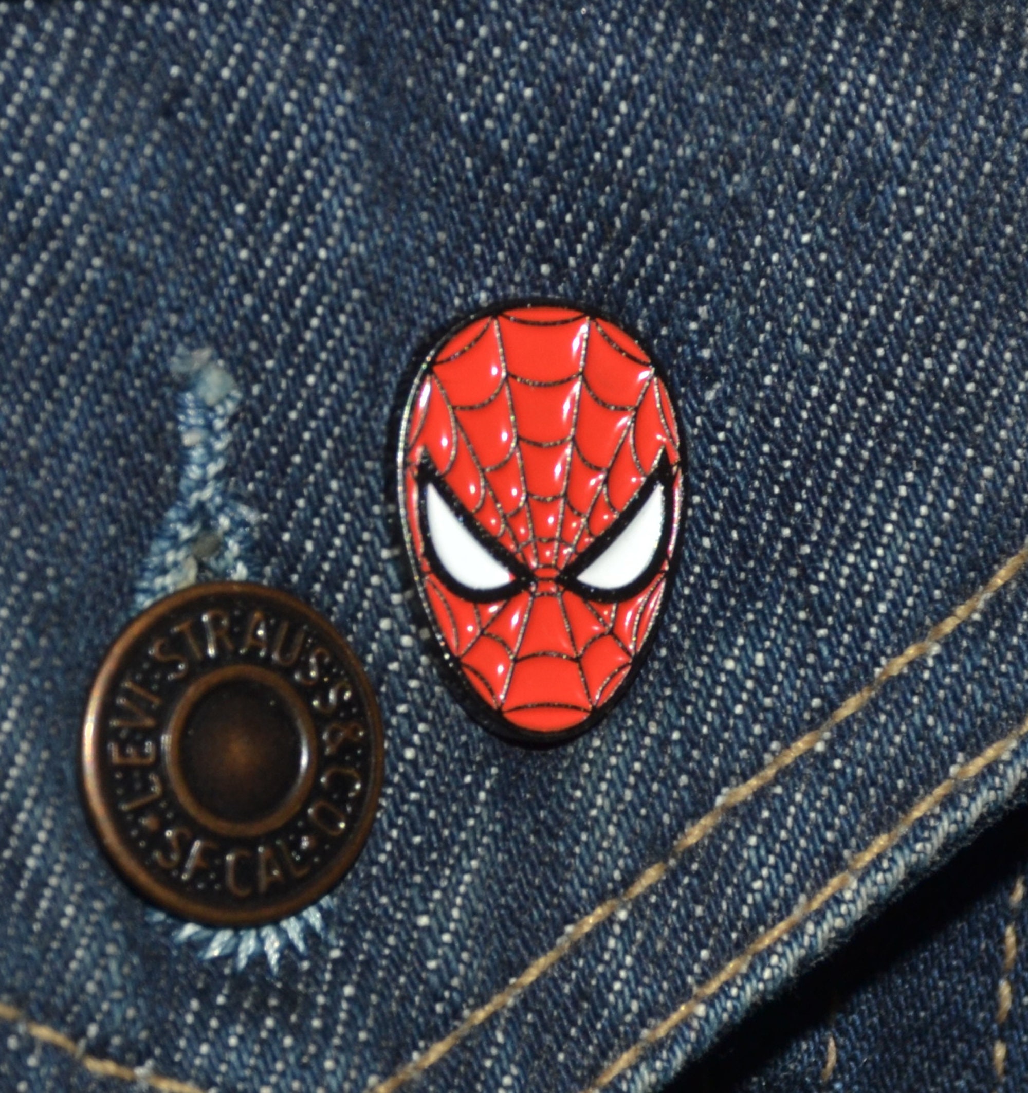 Red Spiderman Head/Mask Classic Style Pin (max.dim 22mm)  - Enamel Metal Lapel Pin Badge tp