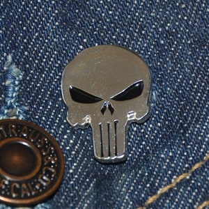 The Punisher Silver Skull Pin Badge *New Design* (max.dim 22mm)  - Enamel Metal Lapel Pin Badge tp