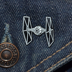 Tie Fighter Style Pin *New Dsign* (diameter 25mm) Star Wars Imperial Rebellion Yavin Endor - Enamel Metal Lapel Pin Badge 37 tp