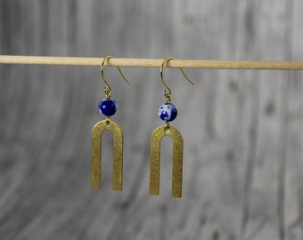 geometrische Ohrhänger Bogen Boho Messing gold blau Keramik marmoriert