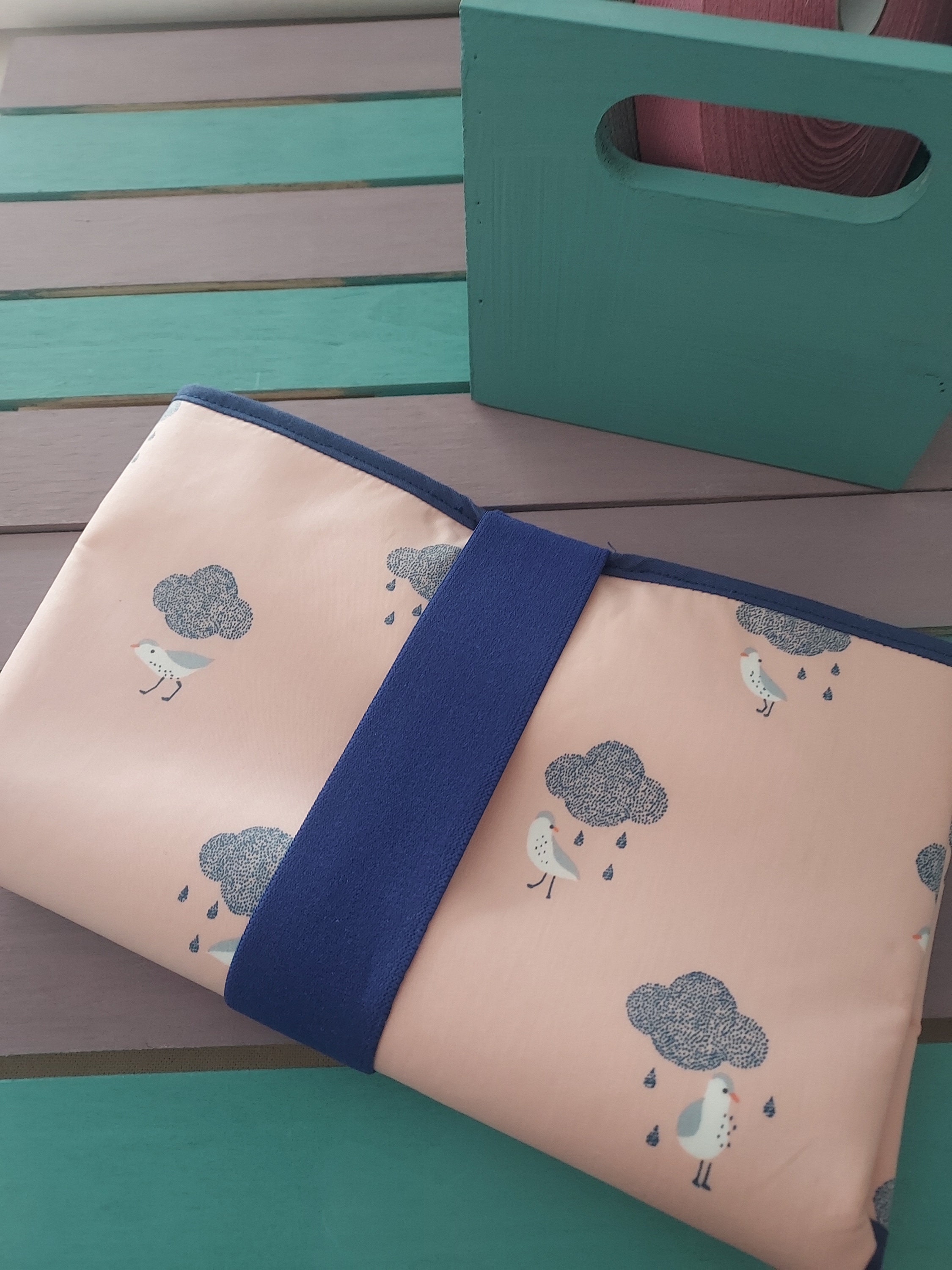 Table à langer en plastique pour bébé. Belle et pratique table à langer plastifiée, fermeture facile, table à langer confortable et maniable