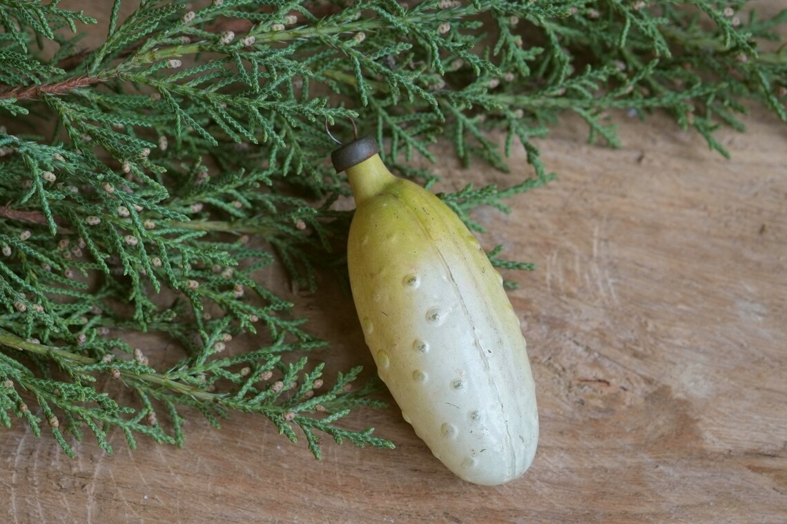 Canapé De árbol De Navidad Con Rodaja De Pepino, Paté De Salmón Y Caviar Rojo Para La Merienda