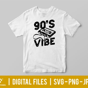 Pu&ograve; includere: Una maglietta bianca con testo nero che dice "90's Vibe" e un'immagine in bianco e nero di una musicassetta.
