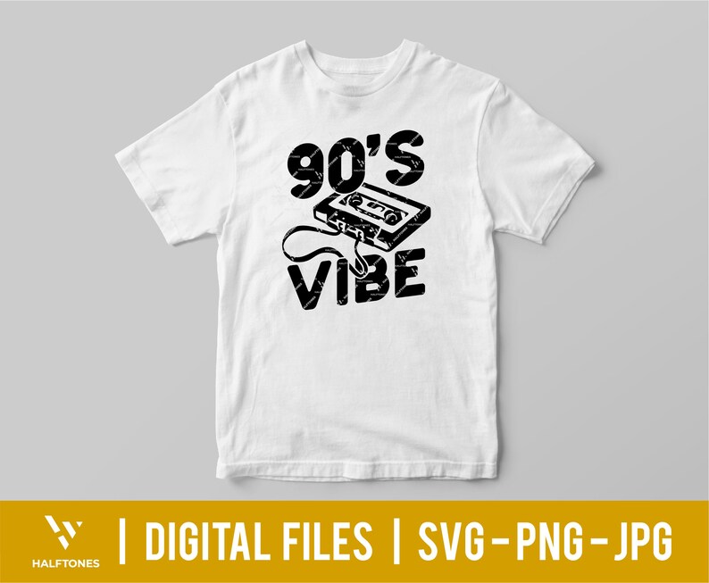 Pu&ograve; includere: Una maglietta bianca con testo nero che dice "90's Vibe" e un'immagine in bianco e nero di una musicassetta.