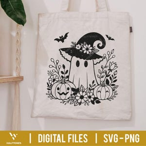 Op de afbeelding: Een cr&egrave;mekleurige draagtas met een zwart-witte illustratie van een spook met een heksenhoed, omringd door pompoenen, bloemen en vleermuizen. De tekst "DIGITAL FILES | SVG-PNG" staat onderaan.