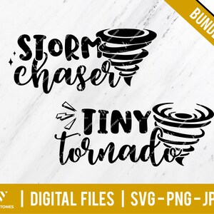Puede incluir: Un paquete de descarga digital de dos archivos SVG con ilustraciones en blanco y negro de un tornado con el texto "STORM chaser" y "TINY tornado".