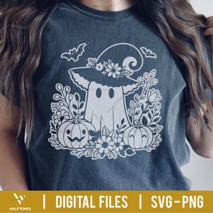 Op de afbeelding: Donkergrijs t-shirt met een witte afbeelding van een spook met een heksenhoed, versierd met bloemen, pompoenen en vleermuizen. De tekst "DIGITAL FILES | SVG-PNG" staat onderaan.