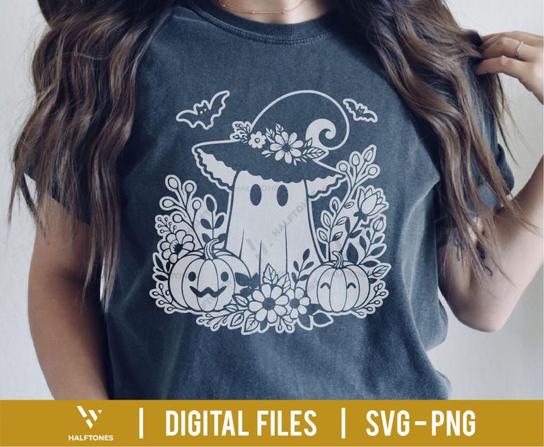 Op de afbeelding: Donkergrijs t-shirt met een witte afbeelding van een spook met een heksenhoed, versierd met bloemen, pompoenen en vleermuizen. De tekst "DIGITAL FILES | SVG-PNG" staat onderaan.