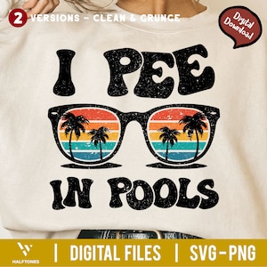 Puede incluir: Una sudadera blanca con un gráfico negro que dice "I PEE IN POOLS" en una fuente retro. El gráfico también incluye un par de gafas de sol con una puesta de sol y palmeras reflejadas en las lentes.