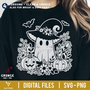 Op de afbeelding: Zwarte sweatshirt met een witte Halloween-afbeelding. Het ontwerp toont een spook met een heksenhoed, omringd door pompoenen, bloemen en vleermuizen. De tekst onderaan luidt "DIGITAL FILES | SVG-PNG".