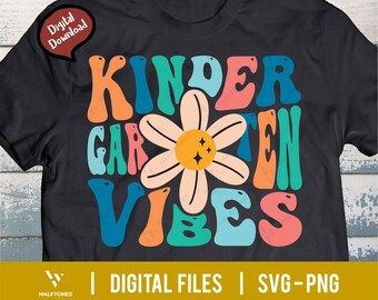 Könnte beinhalten: Ein schwarzes T-Shirt mit einem bunten Grafikdesign, auf dem "Kindergarten Vibes" steht. Die Grafik zeigt eine Gänseblümchen mit gelber Mitte und einem regenbogenfarbenen Hintergrund.