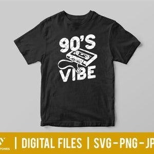 Pu&ograve; includere: Maglietta nera con testo bianco che dice "90's Vibe" e una grafica di una cassetta vintage.