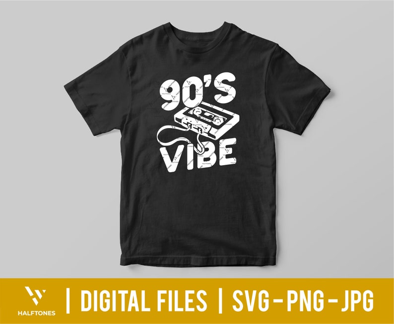 Pu&ograve; includere: Maglietta nera con testo bianco che dice "90's Vibe" e una grafica di una cassetta vintage.