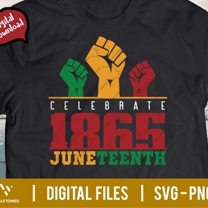Könnte beinhalten: Schwarzes T-Shirt mit einem grafischen Design aus drei erhobenen Fäusten in Rot, Gelb und Grün. Der Text "Celebrate 1865 Juneteenth" ist in Rot, Gelb und Grün gedruckt.