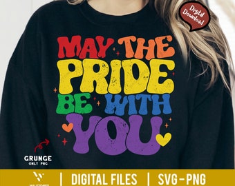 Puede incluir: Una camiseta negra con un gráfico de colores arcoíris que dice "Que la Orgullo esté contigo". El gráfico está en un estilo retro con un aspecto desgastado.