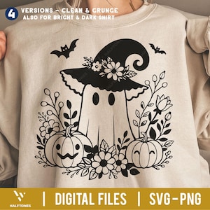 Op de afbeelding: Beige sweatshirt met een zwarte afbeelding van een spook met een heksenhoed, omringd door pompoenen, bloemen en vleermuizen. De tekst "DIGITAL FILES | SVG-PNG" staat onderaan. Het ontwerp is in vier versies beschikbaar.