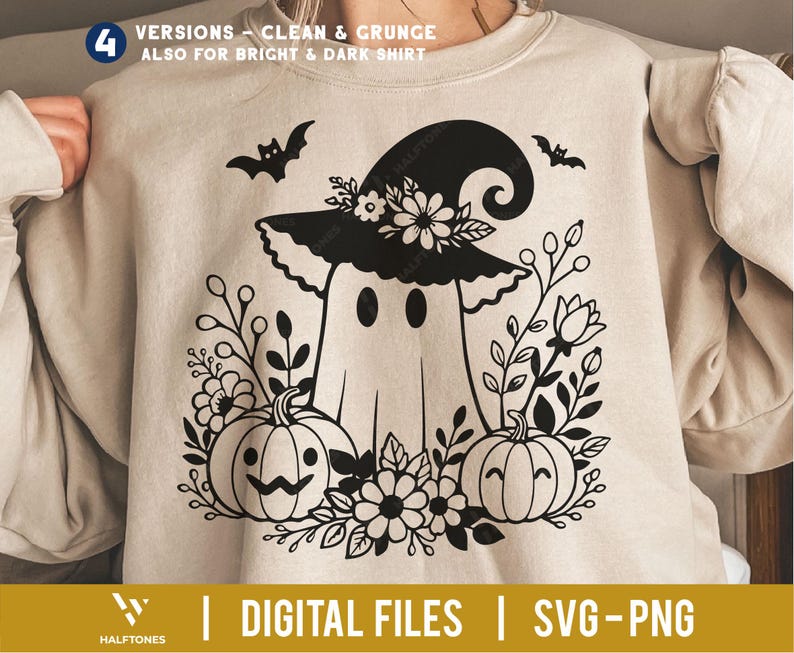 Op de afbeelding: Beige sweatshirt met een zwarte afbeelding van een spook met een heksenhoed, omringd door pompoenen, bloemen en vleermuizen. De tekst "DIGITAL FILES | SVG-PNG" staat onderaan. Het ontwerp is in vier versies beschikbaar.