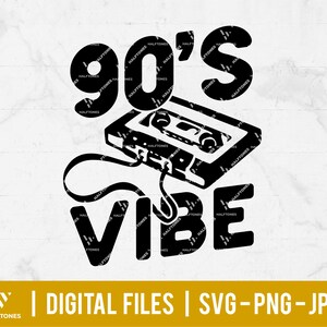 Pu&ograve; includere: Grafica in bianco e nero con il testo "90's Vibe" e un'immagine di una cassetta.