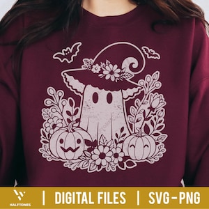 Op de afbeelding: Bordeaux sweatshirt met een witte afbeelding van een spook met een heksenhoed, versierd met bloemen, pompoenen, bladeren en vleermuizen. De tekst "DIGITAL FILES | SVG-PNG" staat onderaan.