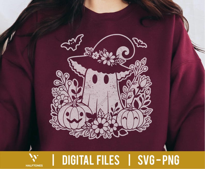 Op de afbeelding: Bordeaux sweatshirt met een witte afbeelding van een spook met een heksenhoed, versierd met bloemen, pompoenen, bladeren en vleermuizen. De tekst "DIGITAL FILES | SVG-PNG" staat onderaan.