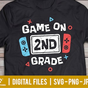Gra w 2 klasie svg, powrót do szkoły svg, Druga klasa svg, Chłopiec dziewczyna Powrót do szkoły koszulka png, Pierwszy dzień szkoły svg | Pliki do cięcia cyfrowego