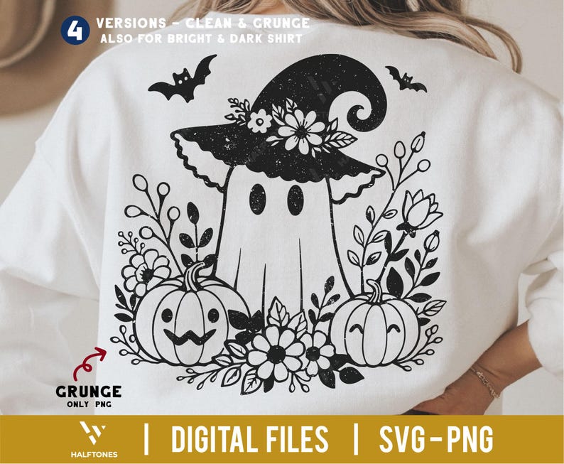 Op de afbeelding: Witte sweatshirt met een zwart-wit Halloween-ontwerp. Het ontwerp bevat een spook met een heksenhoed, pompoenen, bloemen en vleermuizen. De tekst "DIGITAL FILES | SVG-PNG" staat onderaan. Verkrijgbaar in schone en grunge versies.